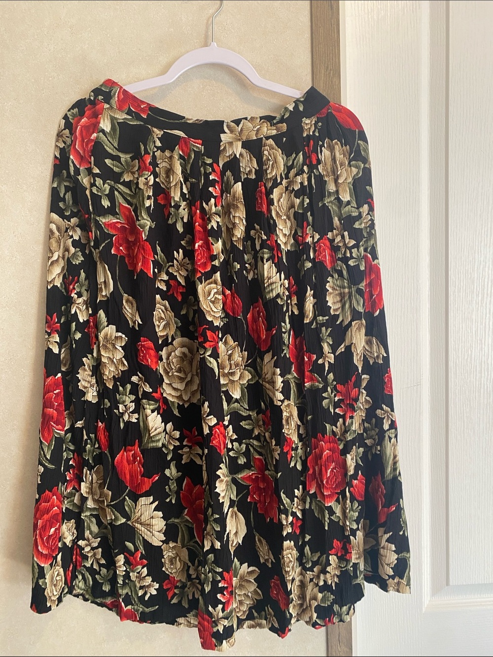 Vintage Black Floral Pleated Midi Skirt with Red and Cream 12